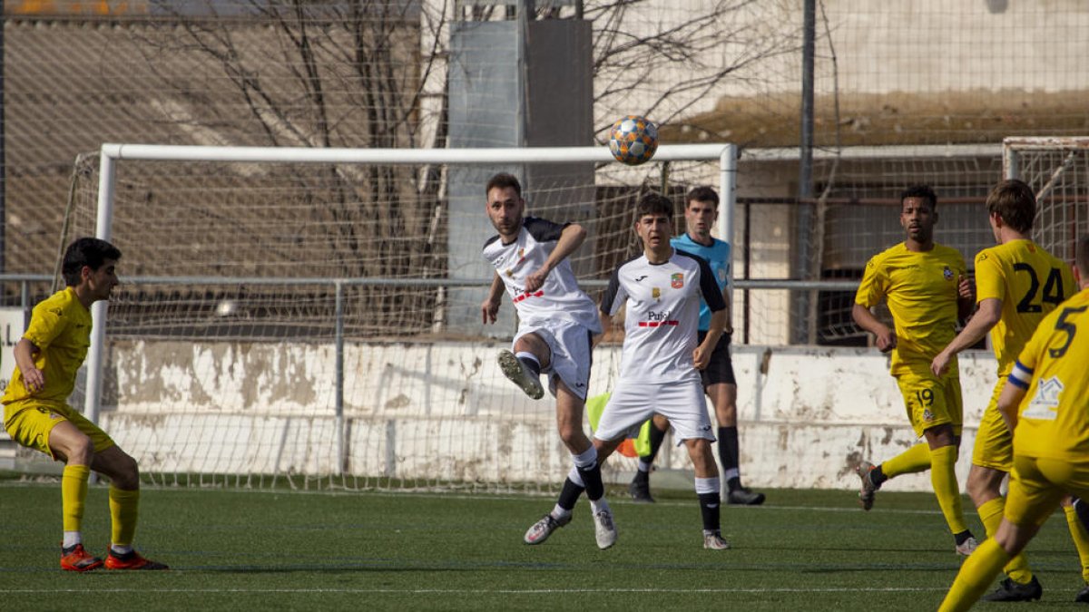 Un jugador del Borges centrant a l’àrea del Vilanova.