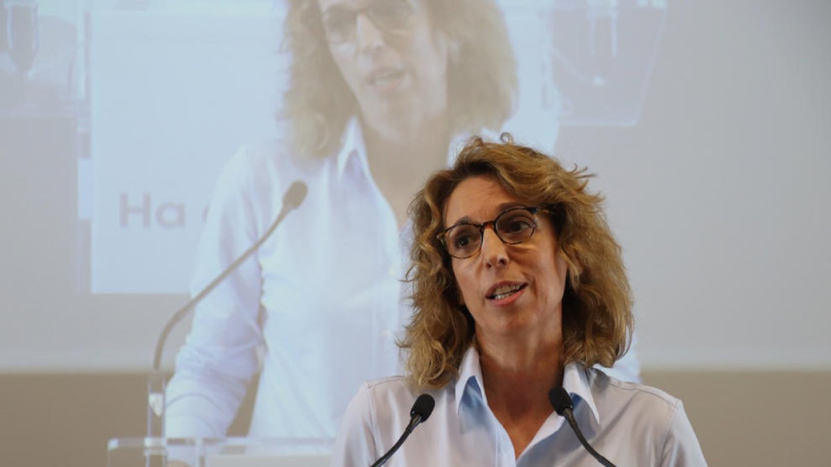 Àngels Chacon durant la presentació de Centrem al gener.