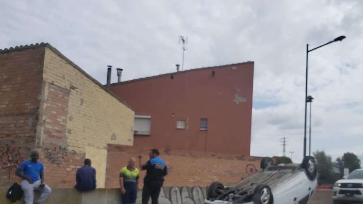 Imagen del coche volcado ayer en la avenida Victoriano Muñoz.