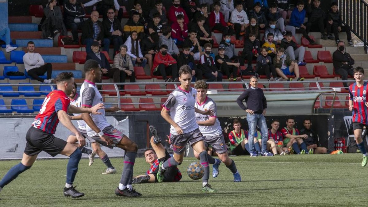 Els jugadors del Tàrrega i del Gavà lluiten per la pilota ahir durant el partit.