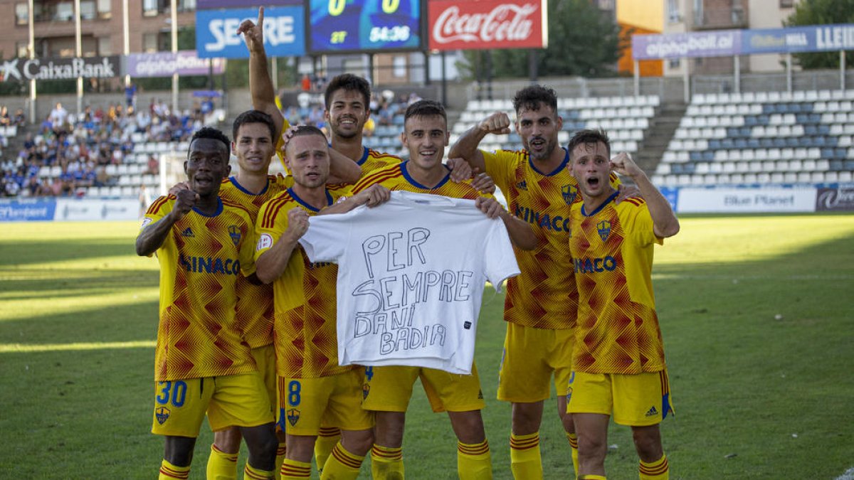 Els jugadors del Lleida van celebrar el primer gol de la temporada recordant Dani Badia.