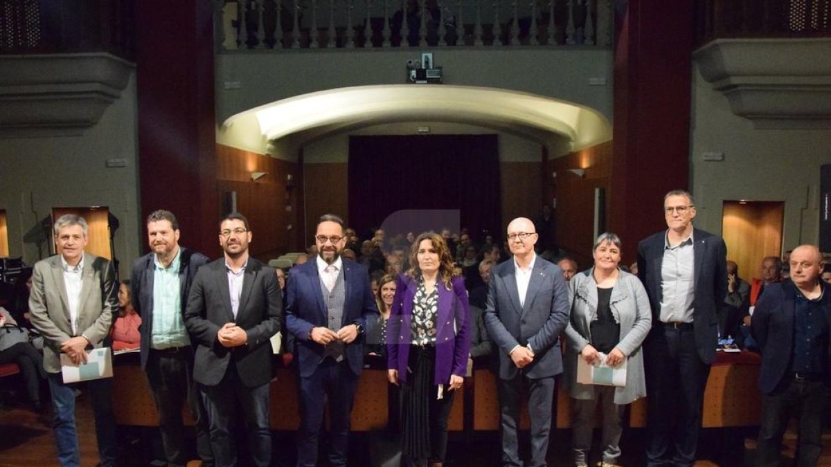 El conseller de Territori, Juli Fernàndez, i la consellera de la Presidència, Laura Vilagrà, en una fotografia amb d'altres autoritats abans de presentar l'Estratègia del Pirineu a la Seu d'Urgell aquest dilluns.