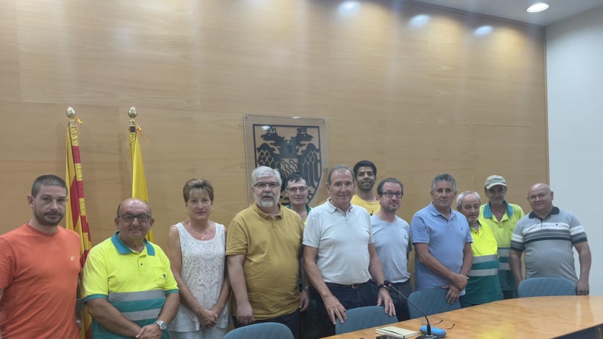 Membres del consell amb els beneficiaris del programa.