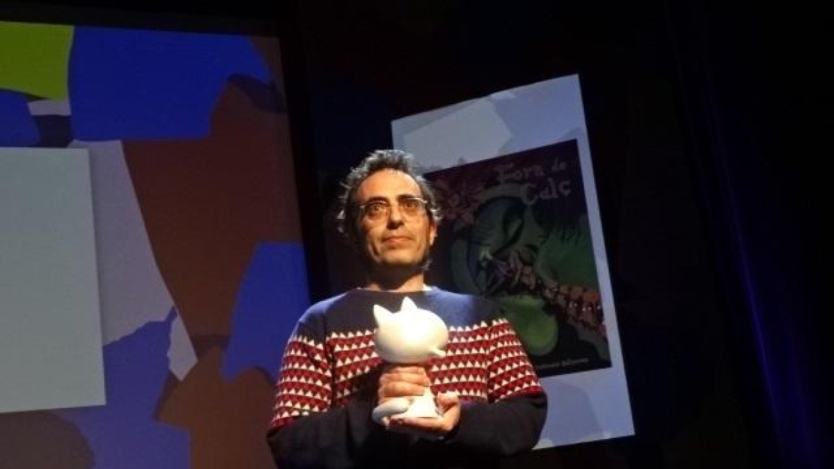 El lleidatà Marc Charles, de l'editorial Extinció Edicions, amb el premi del Festival d'Angulema