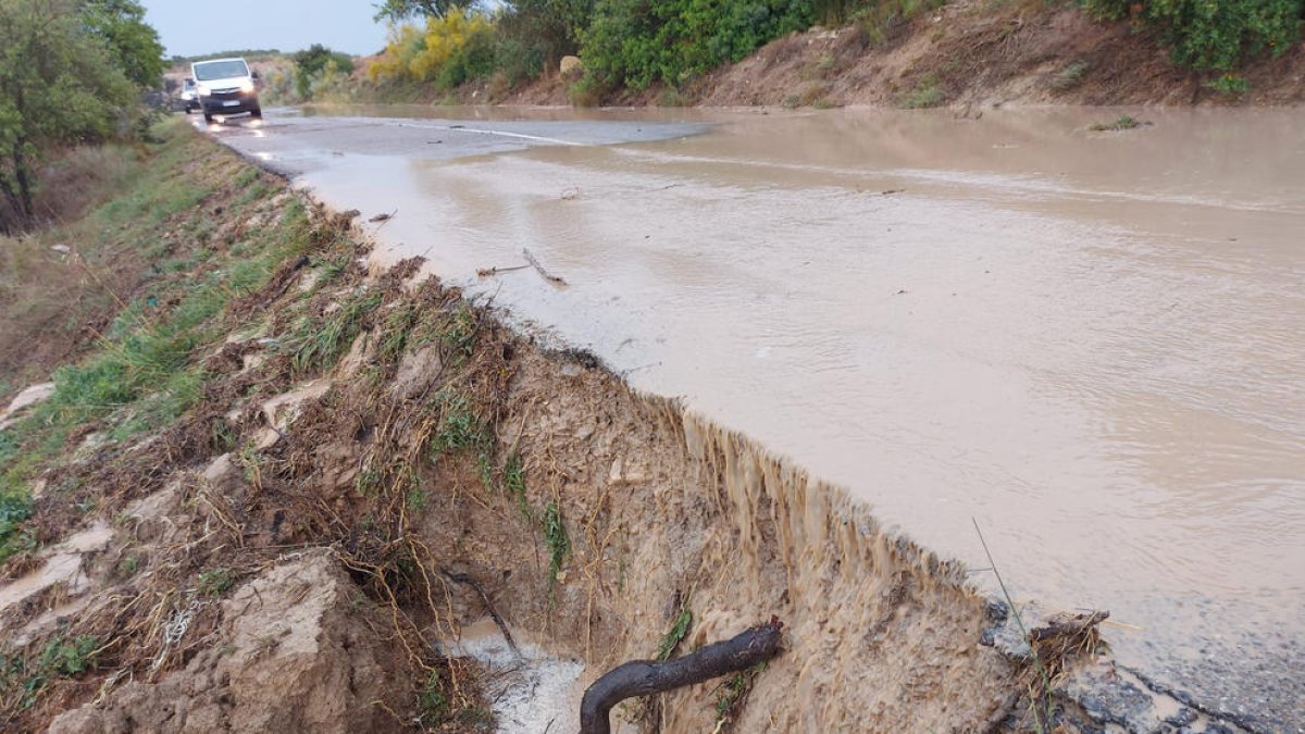 La carretera de Arbeca a Les Borges (C-233) quedó cortada por la acumulación de agua.