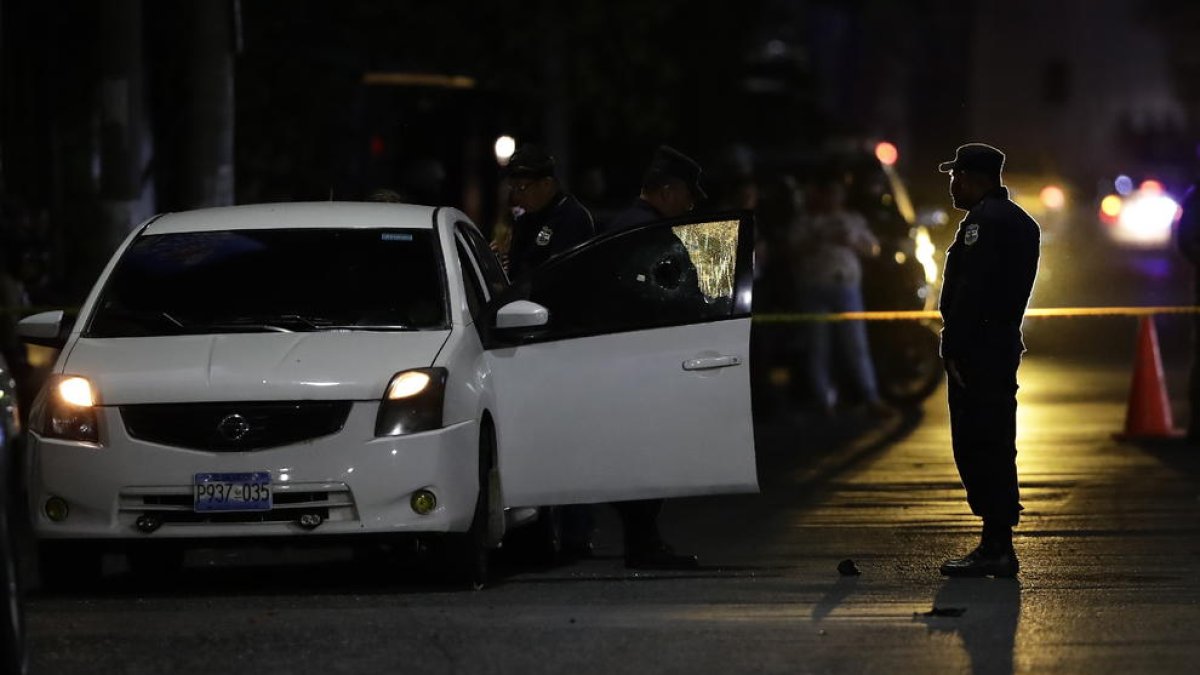 Policies inspeccionen un cotxe on va ocórrer un assassinat.