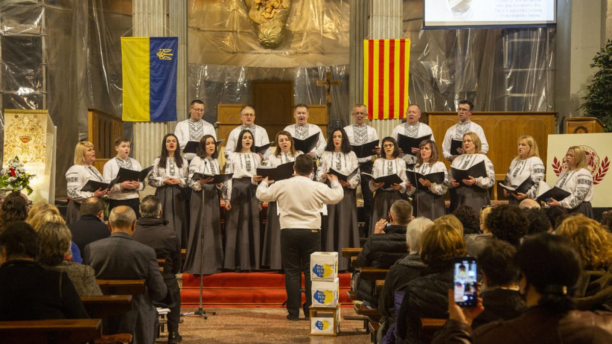 Tàrrega canta por la paz - El Ateneu de Tàrrega celebró ayer el segundo de sus conciertos solidarios para ayudar a la población de Ucrania. Bajo el lema de Música per la pau, las corales de las comunidades ucranianas de Tàrrega y Guissona ce ...