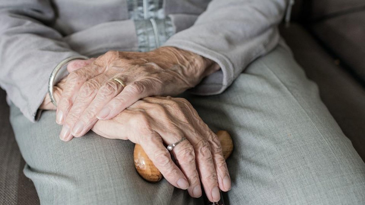 Por qué las mujeres pueden ser más susceptibles al Alzheimer