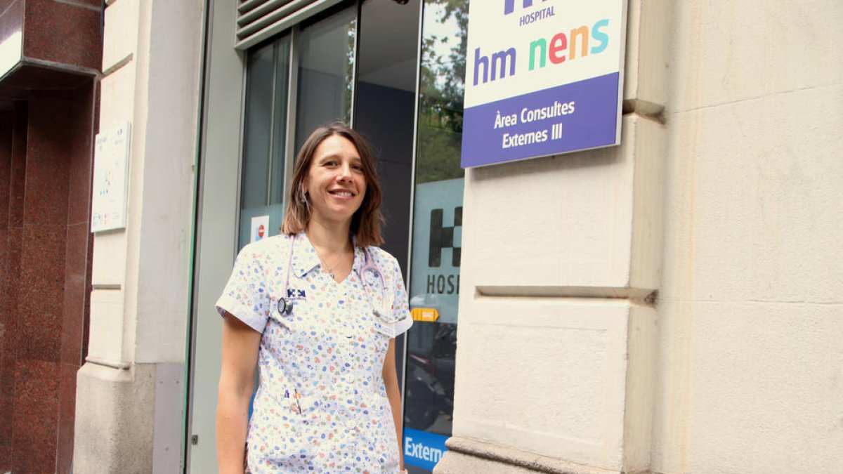 La doctora Violeta Bitterman a les portes de l'hospital HM Nens.