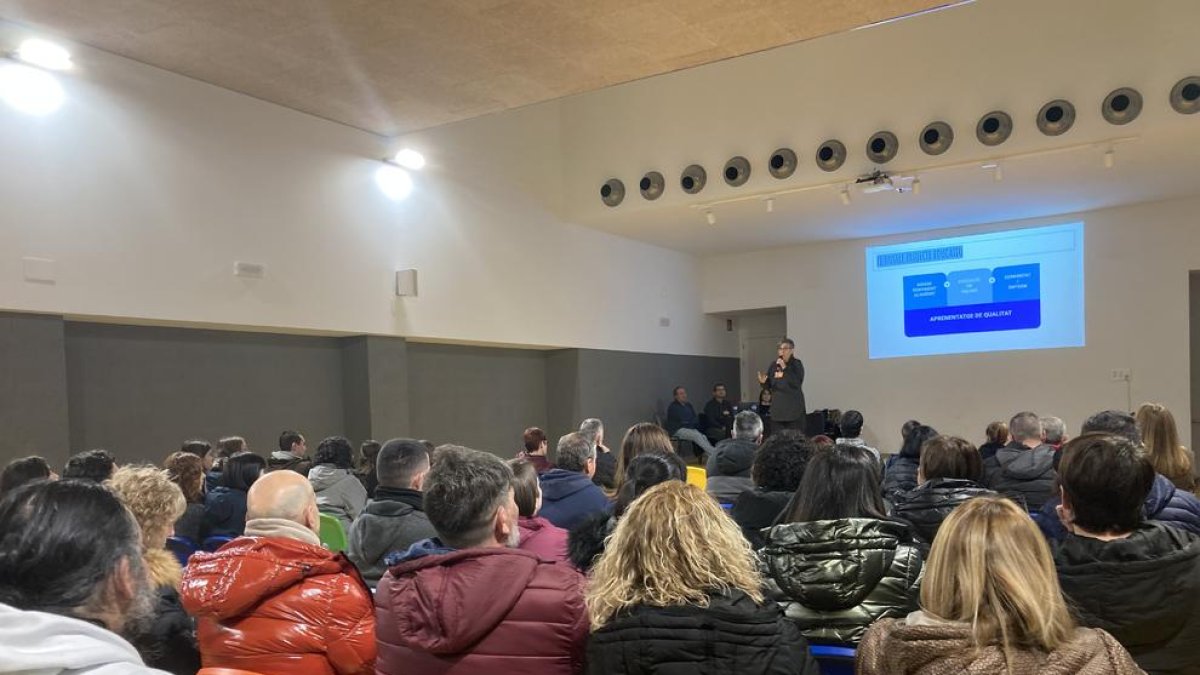 Una xerrada informativa a famílies durant les portes obertes a l'institut Joan Solà de Torrefarrera.