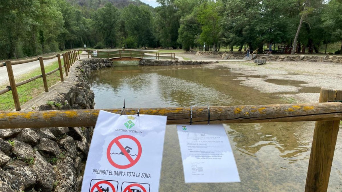 L’ajuntament ha instal·lat cartells que prohibeixen el bany.