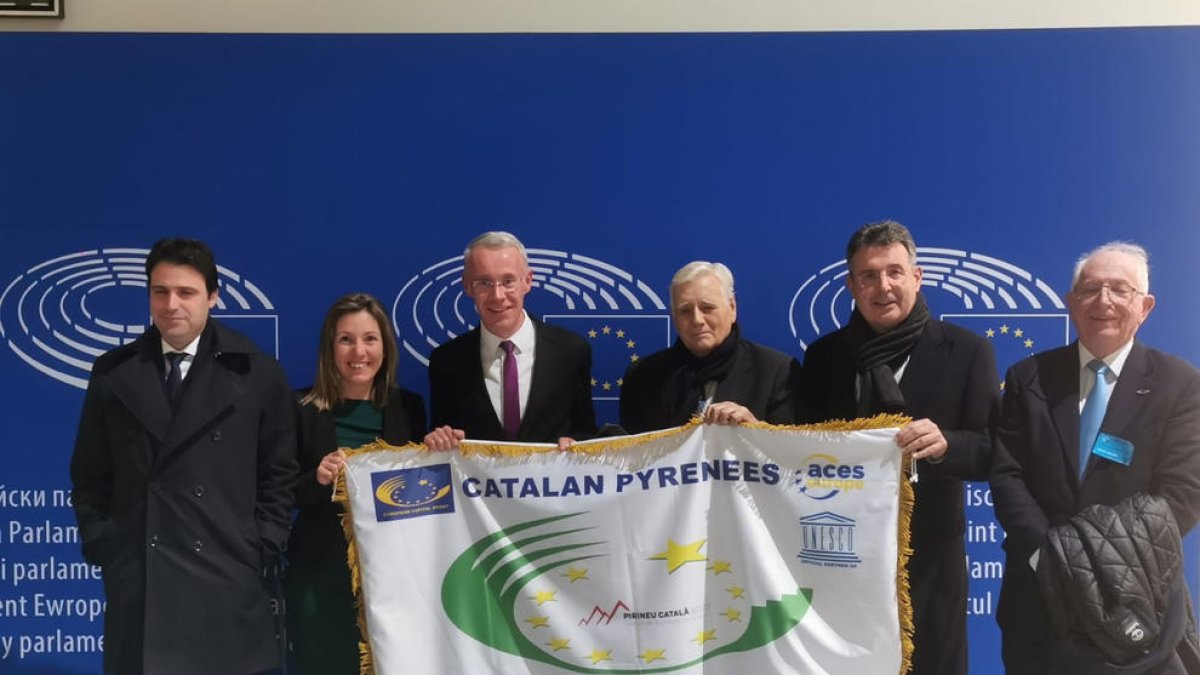 Responsables de la candidatura, durante la recogida de la bandera en Bruselas.