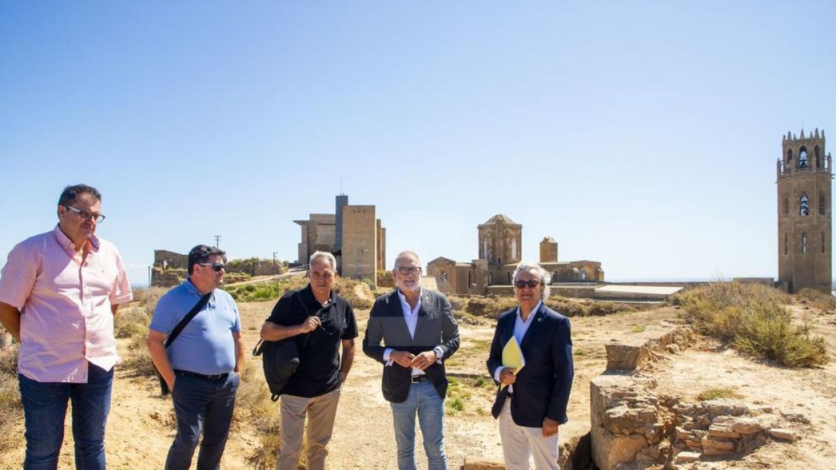 Autoritats i membres del Consorci del Turó de la Seu Vella durant la visita aquest divendres al Baluard del Rei.