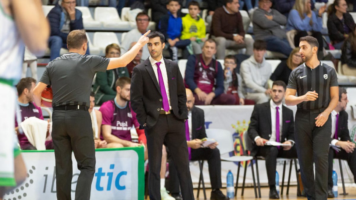 Gerard Encuentra y los árbitros, en una acción en Castellón.