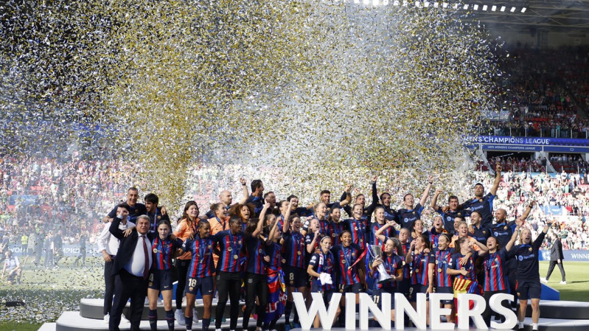 Alexia Putellas levanta la copa de la Champions, la segundo de la historia azulgrana tras la de 2021, conseguida tras remontar un 0-2 favorable al Wolfsburgo en el descanso.