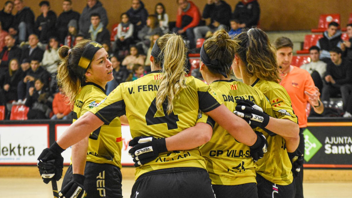 Las jugadoras del Vila-sana celebran uno de los cinco tantos que anotaron ayer ante el Sant Cugat.