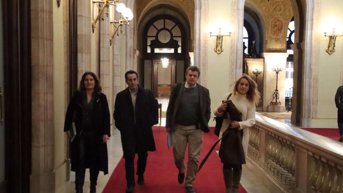 La consellera Laura Vilagrà, a l’esquerra, va encapçalar ahir la negociació del Govern amb el PSC.
