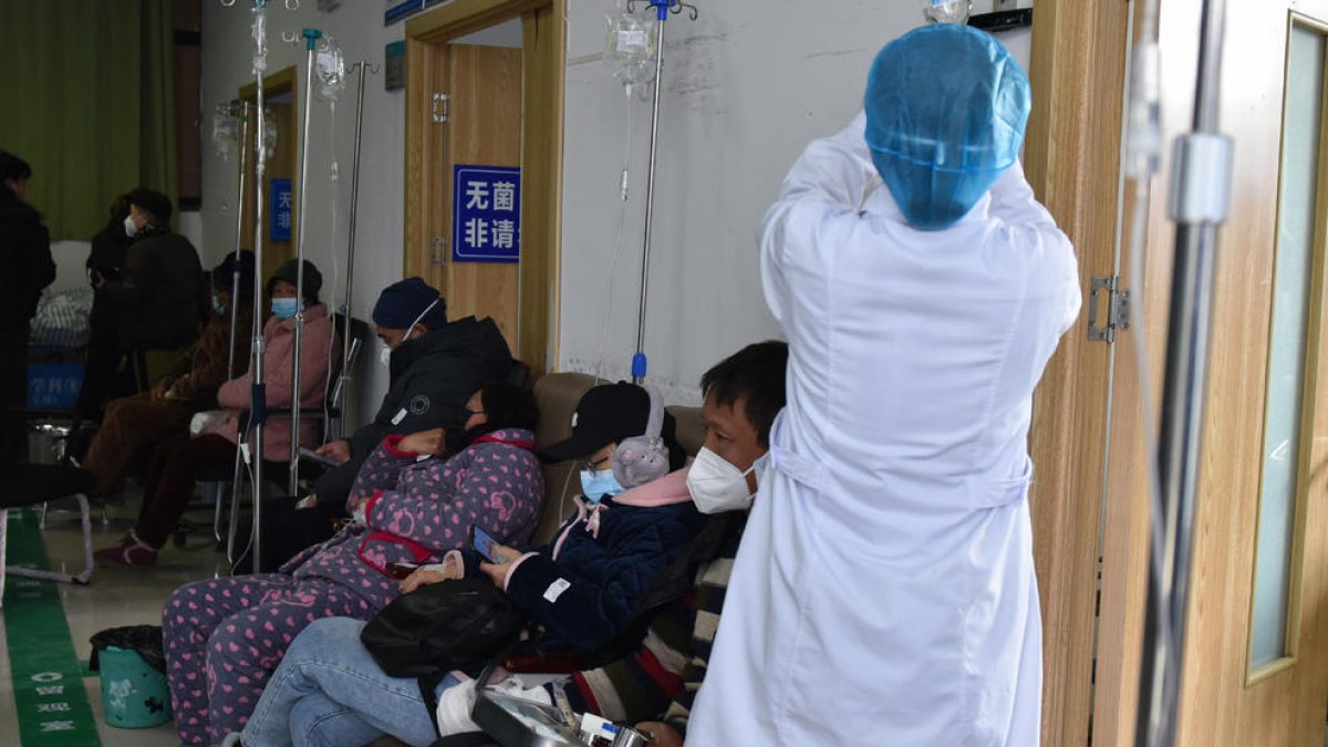 Una enfermera trata a pacientes infectados con Covid-19 en un hospital ciudad china de Fuyang.
