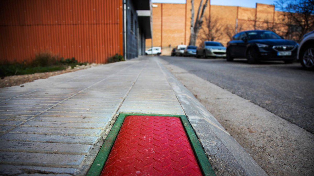 Una de las tapas provisionales en una de las calles de Les Borges.