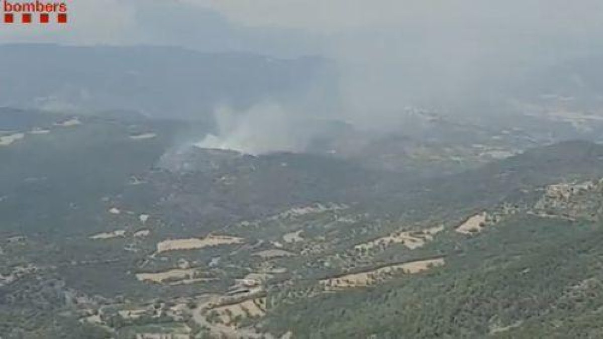 Els Bombers envien un helicòpter i un avió a combatre l'incendi de la Ribagorça aragonesa