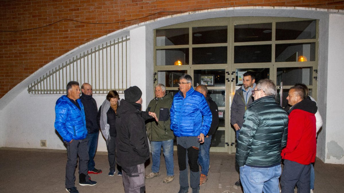 Pagesos d’Aitona organitzant els grups per a la vigilància de les masies del municipi.