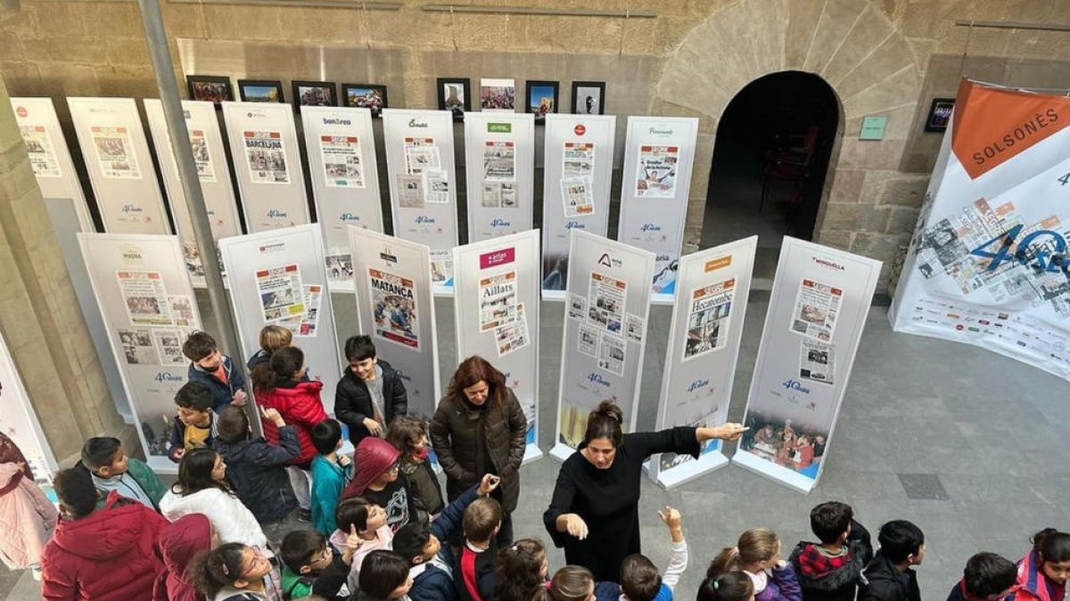 Alumnos de la escuela Arrels de Solsona, ante la exposición de SEGRE durante una visita al consell.