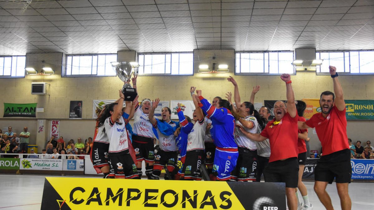 Jugadores i tècnics del Gijón celebren ahir al pavelló de Vila-sana el triomf a la Supercopa.
