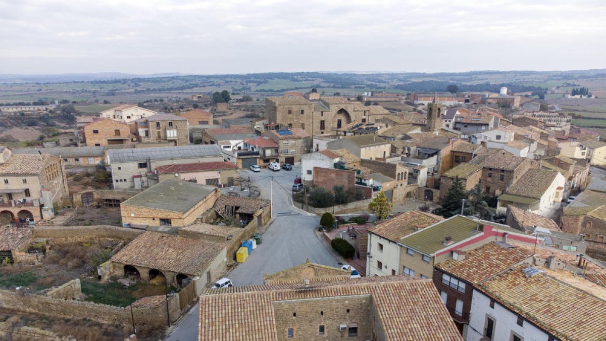 El ayuntamiento de Els Plans de Sió, en el centro de la imagen.