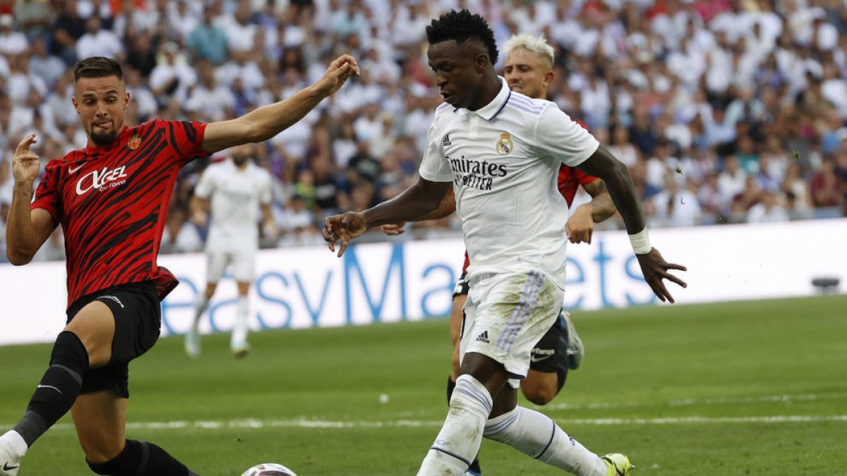 Vinicius, autor d’un gol, en una acció del partit d’ahir.