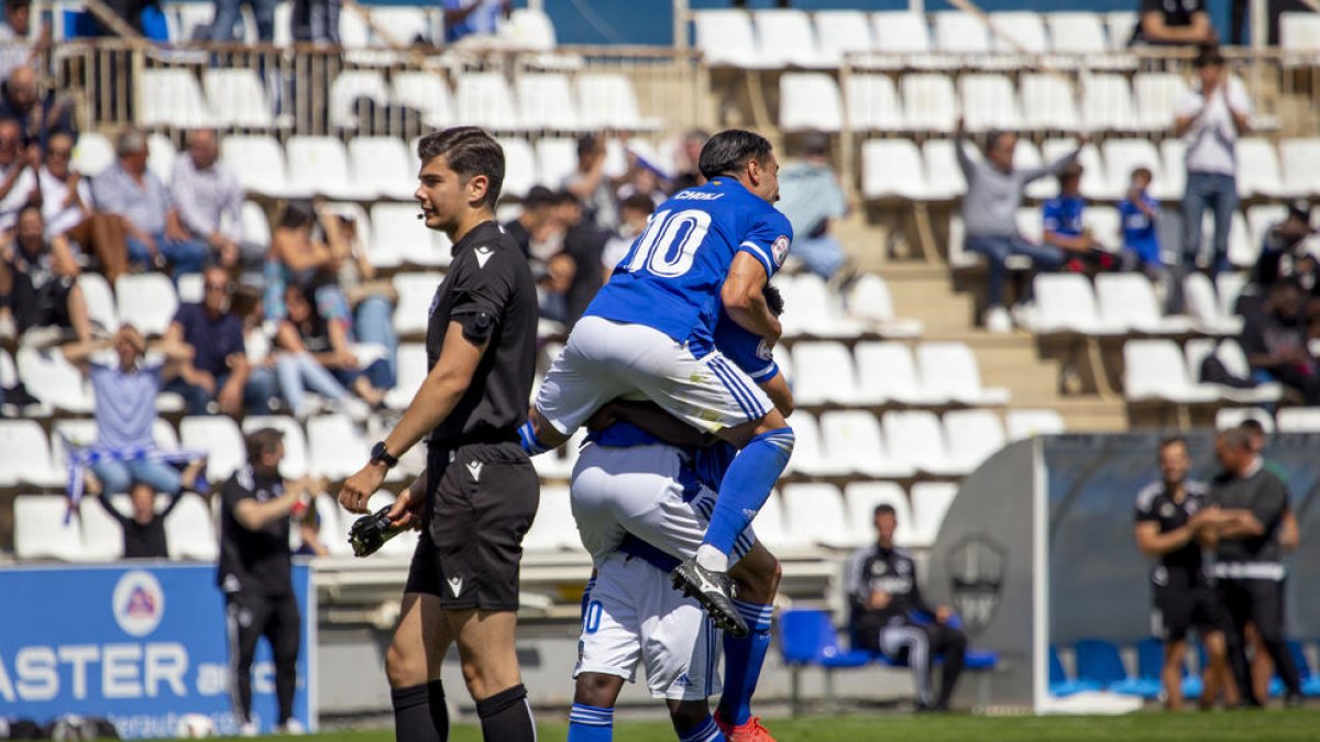 Jugadores del Lleida celebran un gol ante el Mallorca B.