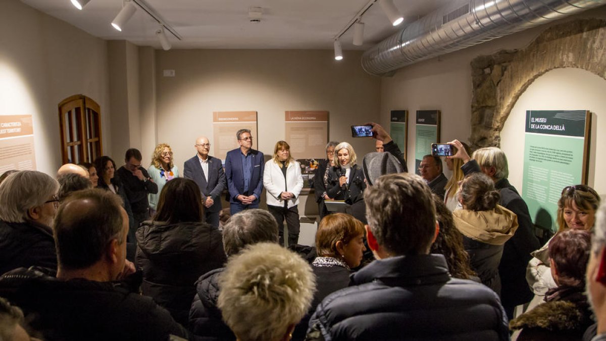 El director del museo, Àngel Galobart, muestra el cuello de dinosaurio a la consellera de Garriga y al presidente de la diputación de Lleida.