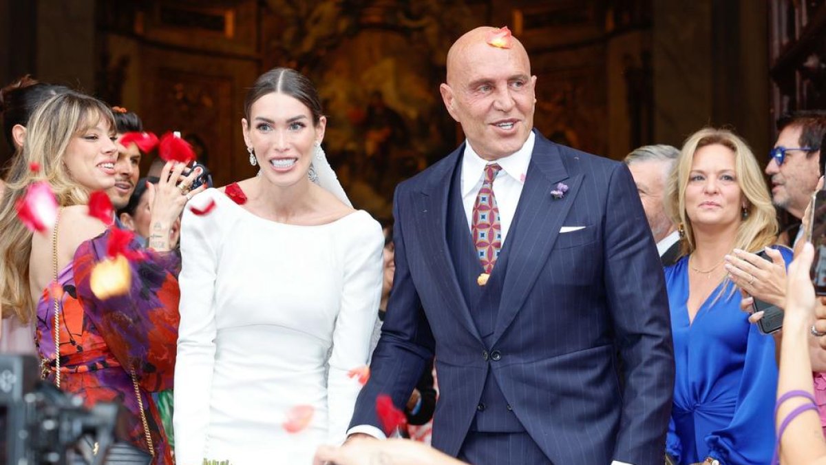 Los novios al salir de la iglesia.