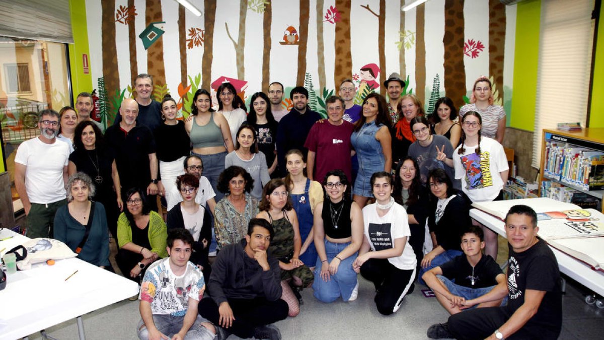 La lluvia obligó a trasladar la actividad al interior de la Biblioteca Sant Bartomeu de Alpicat.