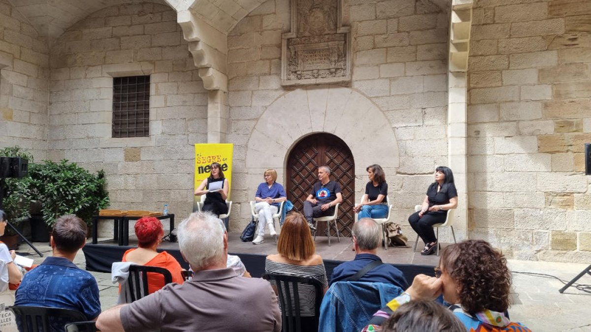 El Pati de l’Institut d’Estudis Ilerdencs va acollir les diferents taules redones i conferències.