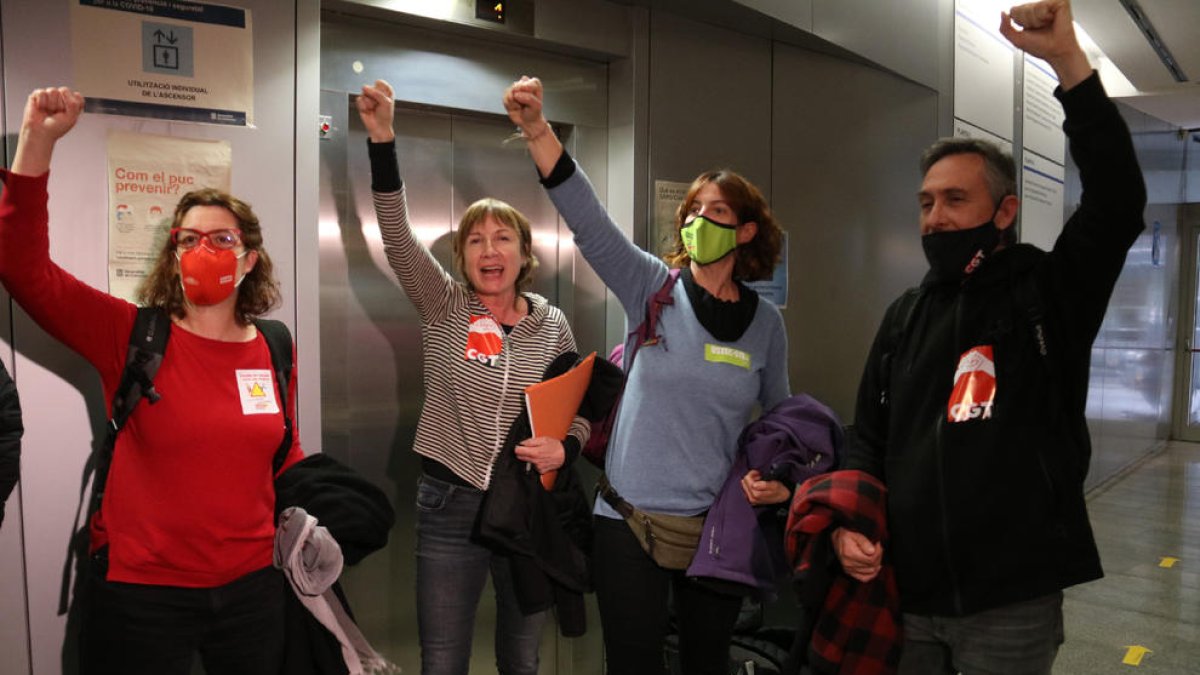 Membres del comitè de vaga, al sortir de la negociació fallida.