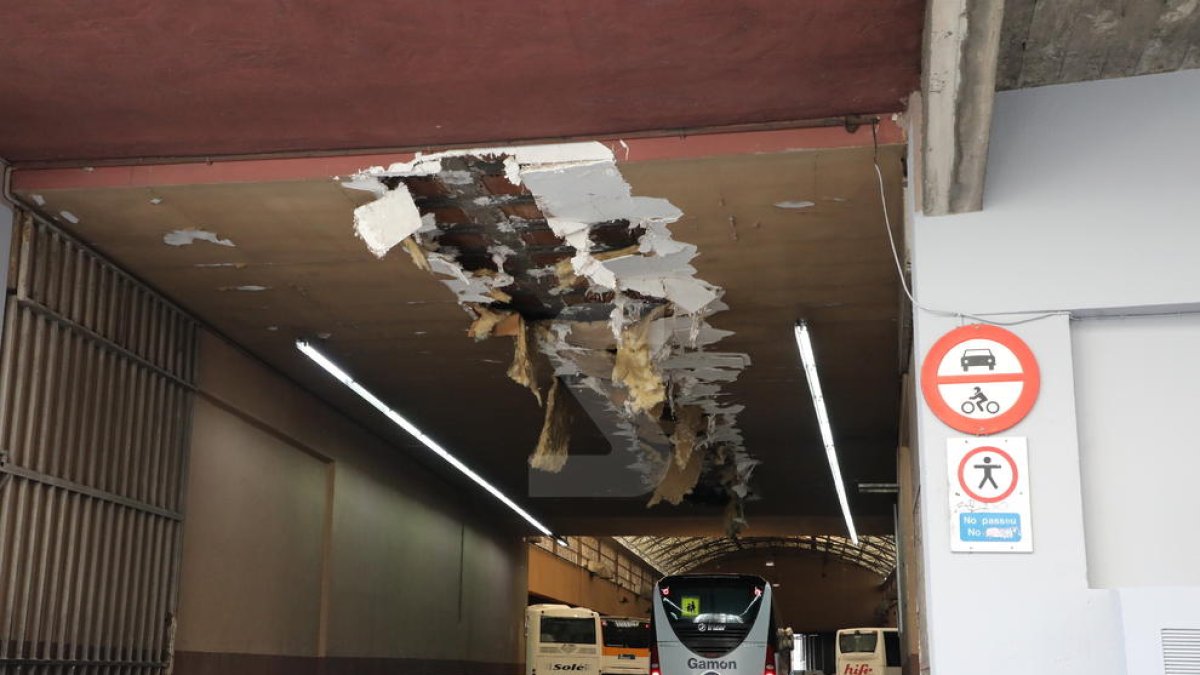 El agujero dejado en el techo por la grúa de un camión.