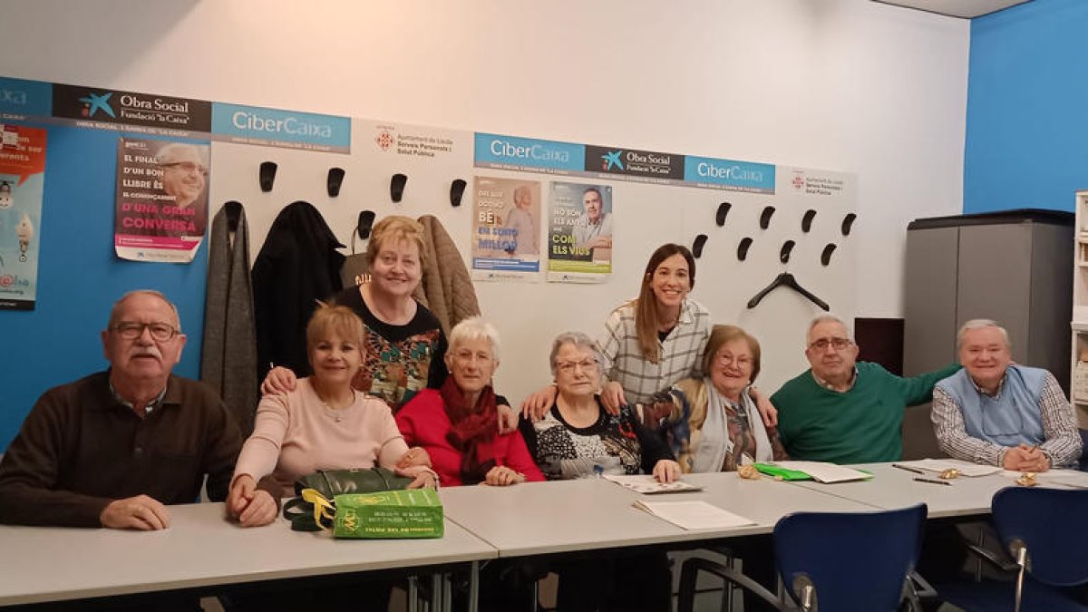 En grupo  -  La mayoría de nuevos perfiles trabajan con grupos de pacientes y hacen acciones de salud comunitaria con sesiones abiertas al público. En la foto, visita a un supermercado de Oliana, de la mano de una nutricionista, de participantes  ...
