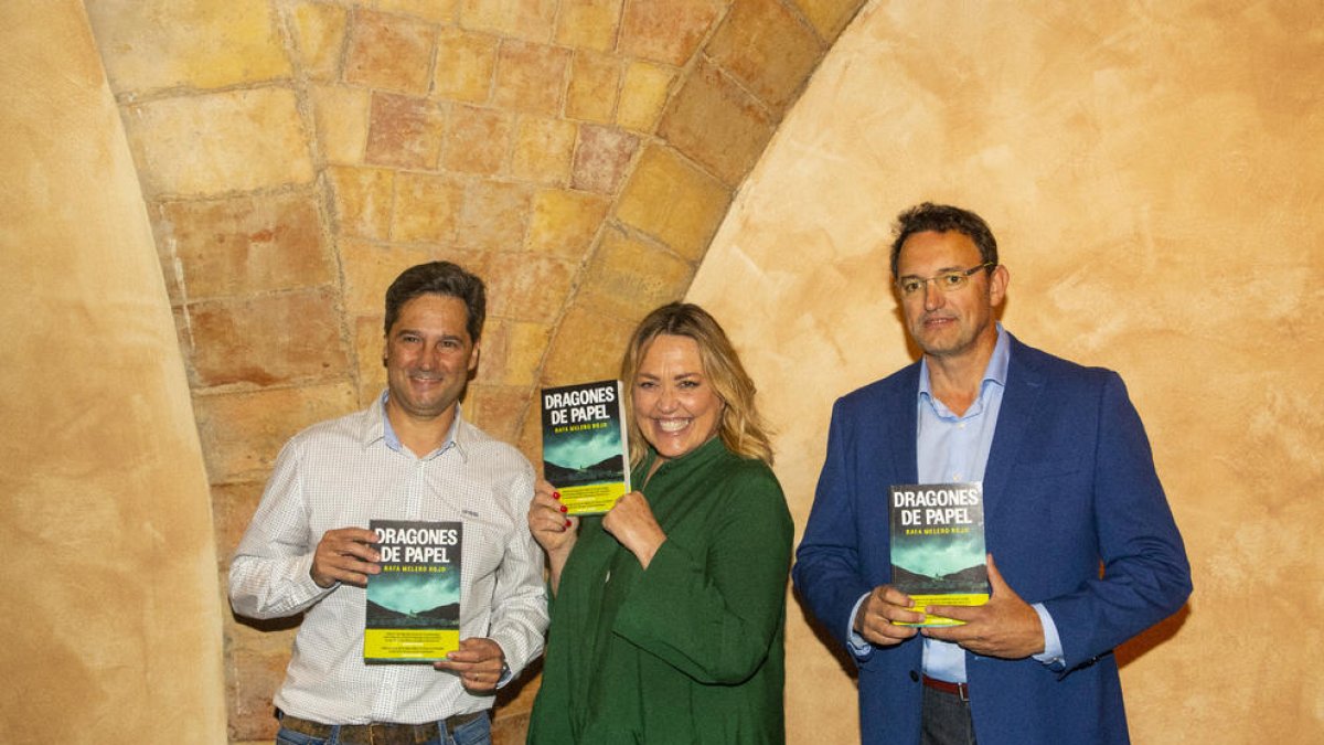 El mosso y escritor Rafa Melero, la periodista Mayka Navarro y el comisario Josep Maria Estela.