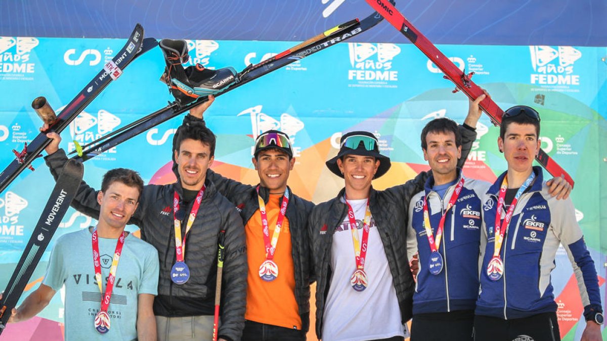 Jordi Alís, el primero por la izquierda, y Marc Ràdua, el tercero, en el podio sénior por equipos.