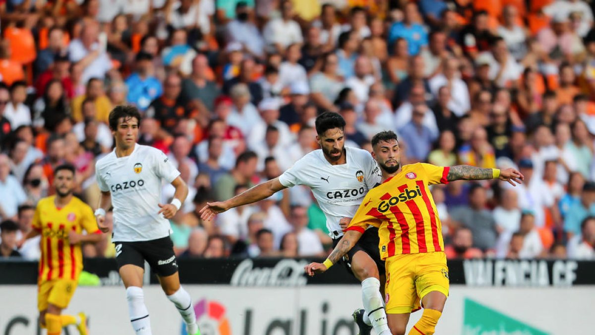 Taty Castellanos recibe una dura entrada de Eray Cömert que le supuso la expulsión.