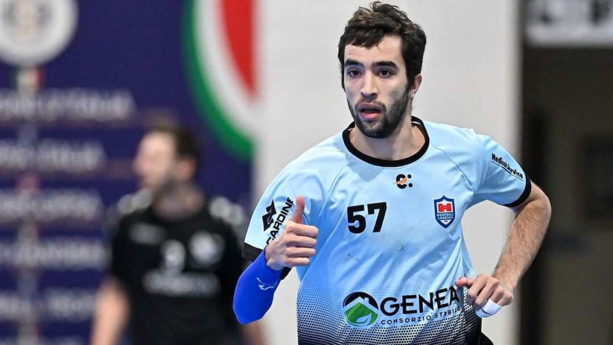 Aleix Gomez Subarroca en un partit de la Lliga italiana amb el seu equip, el Handball Lanzara de Salern.