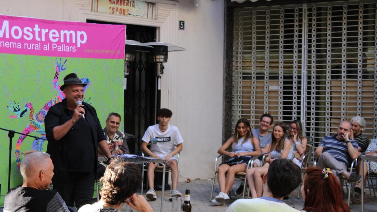 El actor Roger Pera habló en la plaza Francesc Pujol del doblaje.