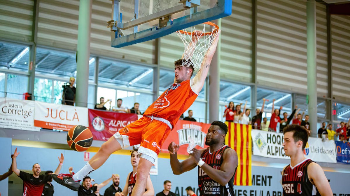 Xavier Elvira se cuelga del aro durante el encuentro de cuartos frente al Sant Cugat.