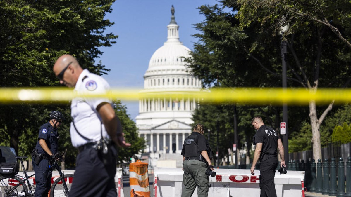 Policías del Capitolio inspeccionan la zona del incidente.