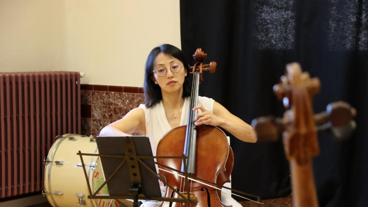 Diana Wuli, estudiant australiana de violoncel, ahir en una classe de l’Acadèmia de Solsona.