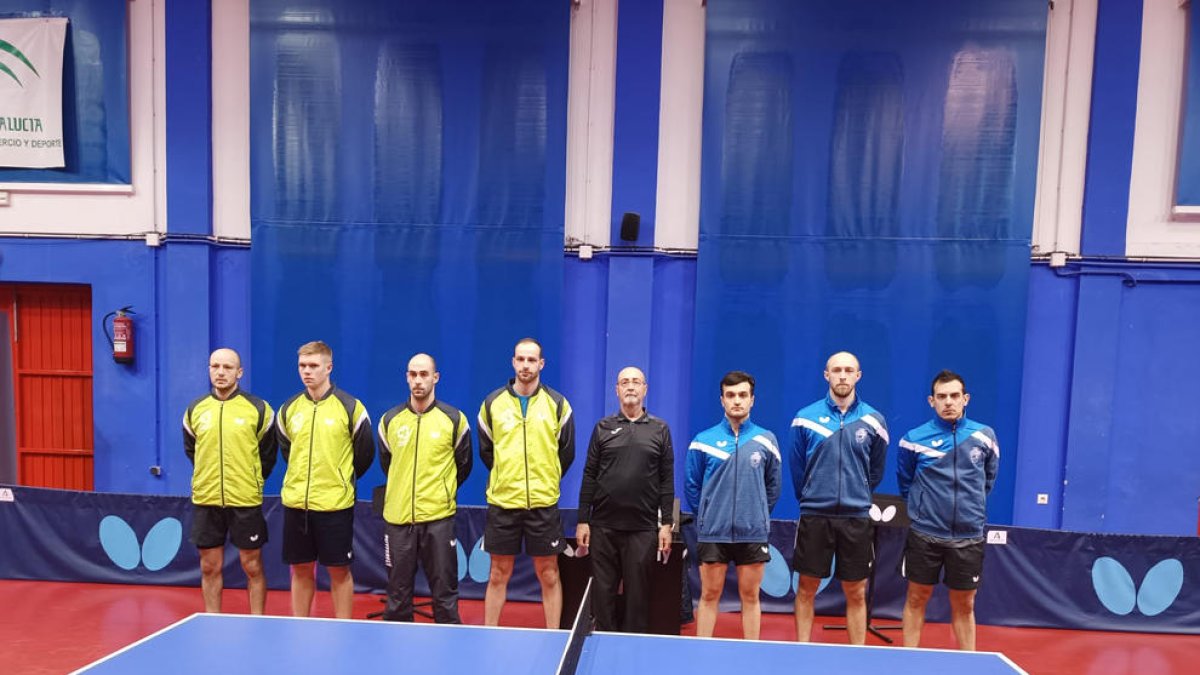 Els jugadors dels dos equips, abans de l’inici del partit.
