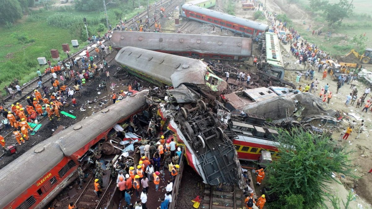 Imagen de los equipos de rescate en la zona del accidente ferroviario en India.