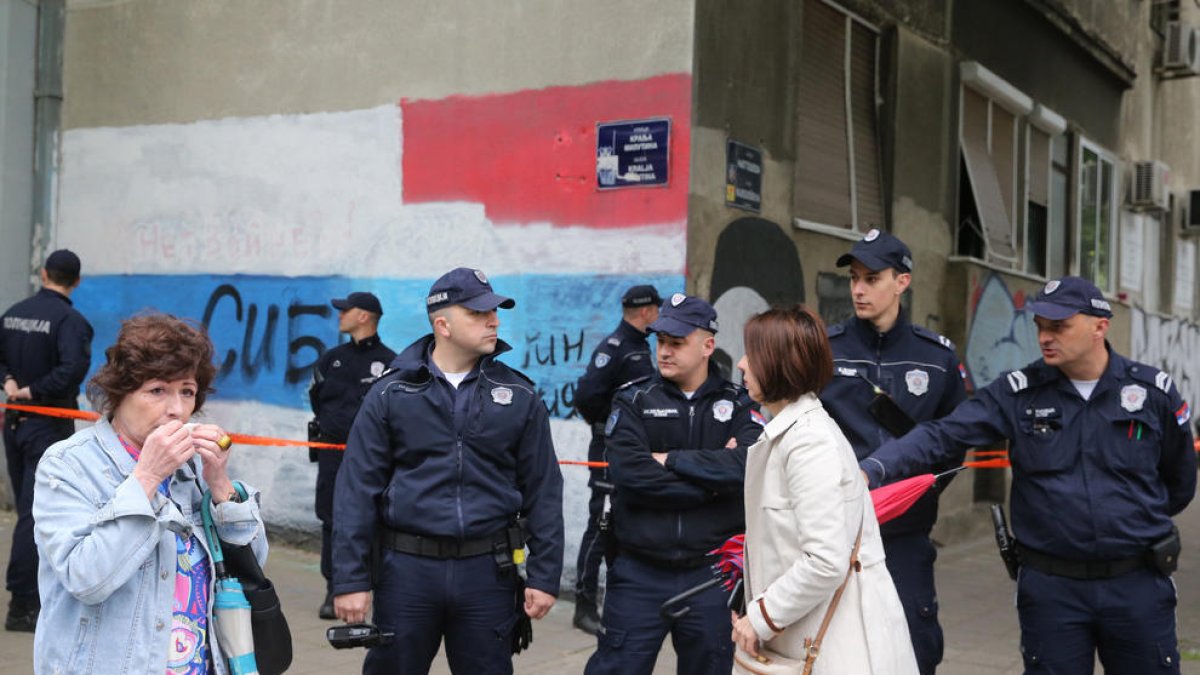 La policía bloqueando ayer una calle próxima a la escuela
