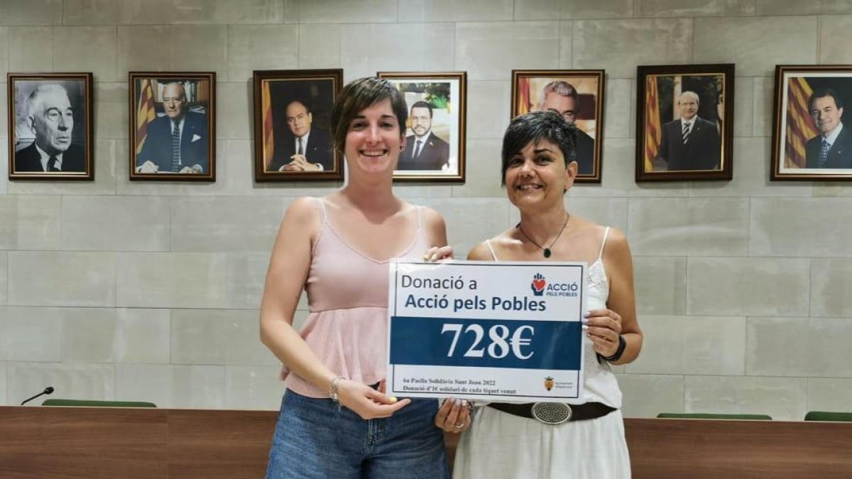 Entrega del cheque del ayuntamiento a la asociación.