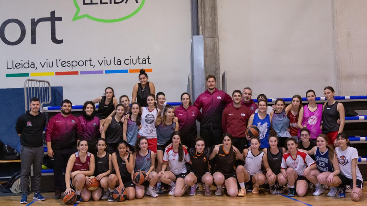 Continuen les visites a la base. Laura Gil, jugadora de l’Elite Sport CB Lleida de la Lliga Femenina 2, i Vasiljle Vusetic, pivot de l’ICG Força Lleida, van visitar dijous passat al pavelló Agnès Gregori un dels equips femenins que aglutina el ...